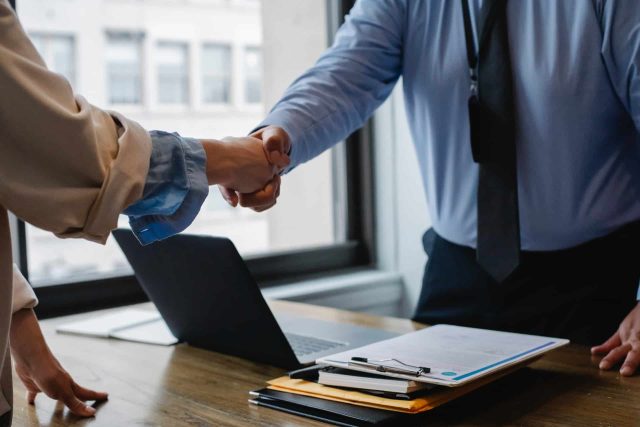 Guide to Selecting Profitable Franchises for First-Time Investors